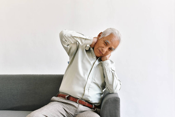 Zavaros és feledékeny idős ázsiai ember gondolkodás gesztus, az Alzheimer-kór, demencia kognitív agyi probléma a régi nyugdíjas, Senior egészségügyi koncepció. - Fotó, kép