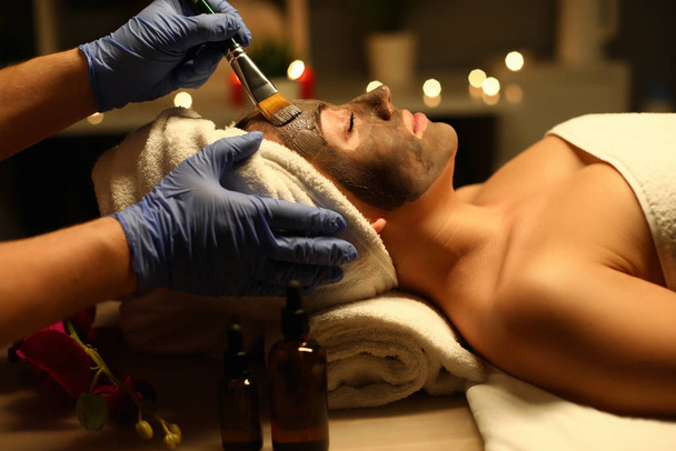 Close-up de uma mulher realizando procedimentos terapêuticos em um Spa de saúde. Cuidados com o corpo em um luxuoso Spa de massagem
. - Foto, Imagem