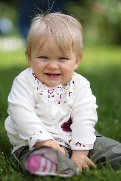 baby posing on the lawn (2) - Valokuva, kuva