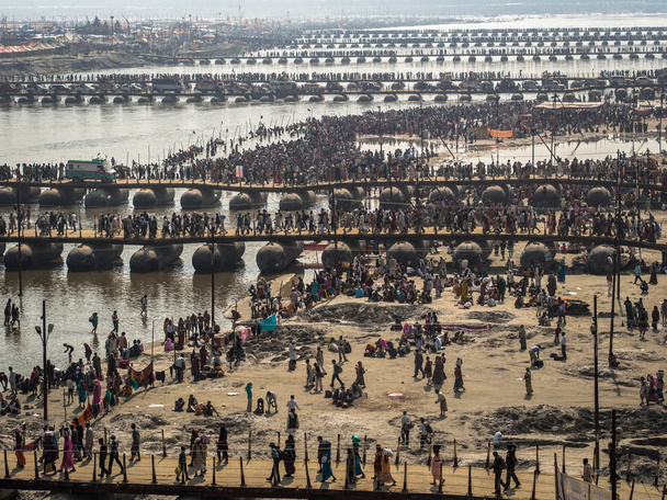 Hindoe toegewijden kruising de ponton bruggen over de ganges bij kumbh mela 2013 - Foto, afbeelding