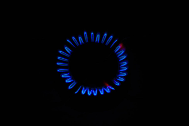 blauwe vlam van een brandende brander in de donkere achtergrond - Foto, afbeelding
