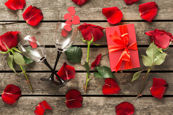 Valentijnsdag Moederdag Rode geschenkdoos met bloemen rozenblaadjes - Foto, afbeelding