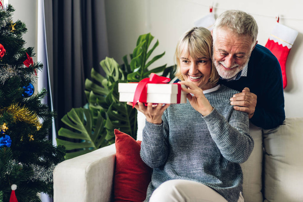 romantische süße Senioren-Paar Spaß haben und lächeln, während Celebr - Foto, Bild