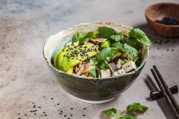 Buckwheat noodles - soba with tofu, broccoli, avocado, seedlings - Foto, Imagen