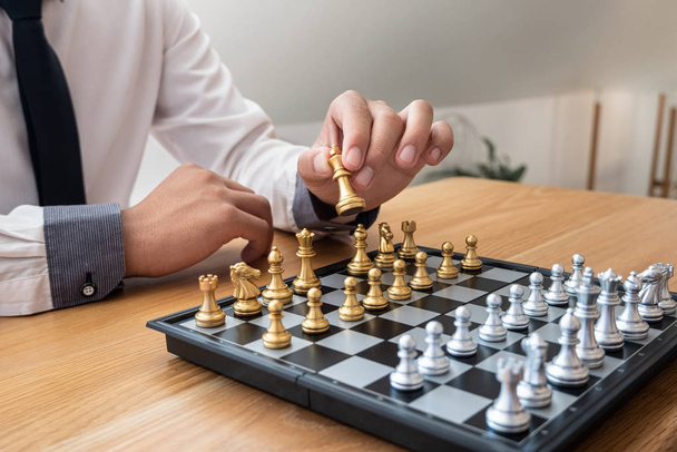 рука предпринимателя, продвигающего шахматы в конкурентной борьбе, показывает лидерство, последователей и стратегии успеха бизнеса
 - Фото, изображение