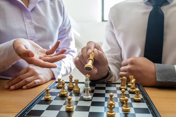 ruka obchodníka, který hýbe šachy v soutěži, ukazuje vedení, stoupence a strategie obchodních úspěchů - Fotografie, Obrázek