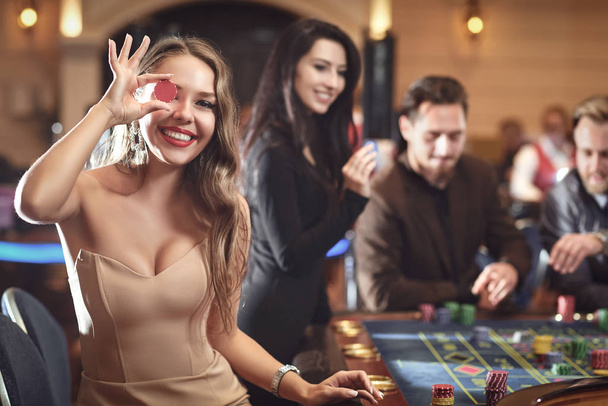 Feliz chica sonriente sonriendo a la ruleta en un casino
 - Foto, imagen