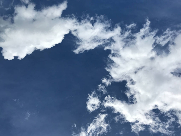 elképesztő bolyhos felhők drámai fényes kék ég - Fotó, kép