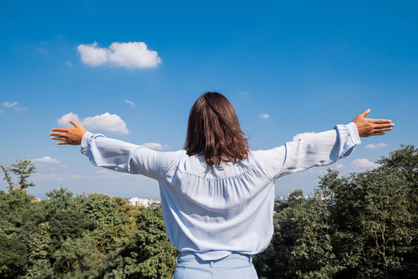 Geschäftsfrau genießt Freiheit und fühlt sich glücklich bei blauem Himmel - Foto, Bild
