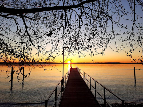 Zachód słońca nad jeziorem - Zdjęcie, obraz