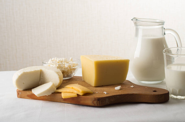 Молочные продукты на кухонном столе
 - Фото, изображение
