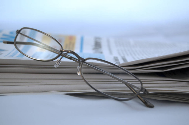 stack of newspapers and glasses on the table - Foto, imagen