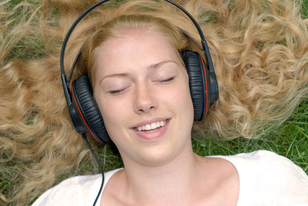 Młoda kobieta cieszy się muzyką - Zdjęcie, obraz