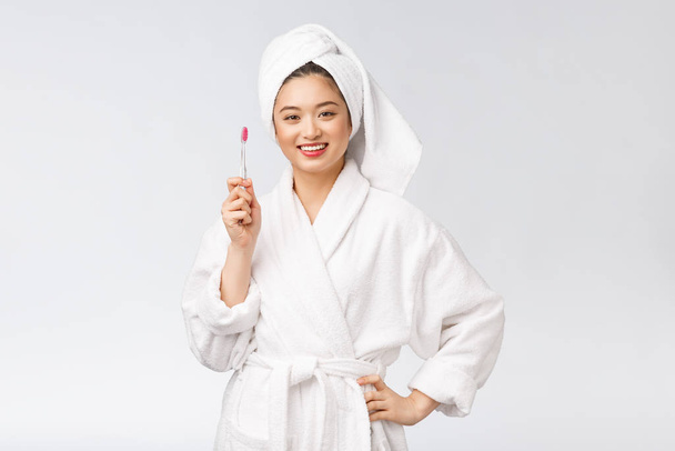 Asiática feliz mujer con cepillo de dientes en albornoz mañana estado de ánimo
 - Foto, imagen