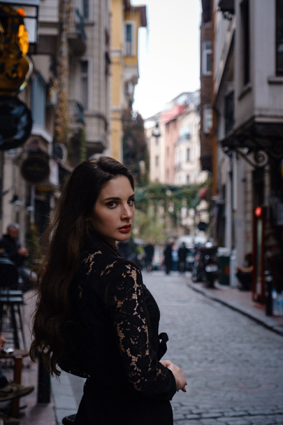 Krásná žena procházky na Istiklal ulici, populární místo v Istanbulu - Fotografie, Obrázek