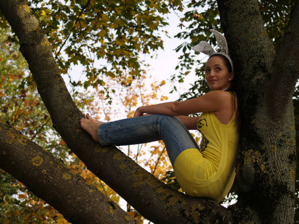 young woman sitting on the bench in the park - Foto, imagen