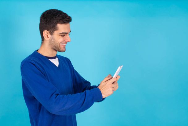 casual νεαρός hipster άνθρωπος με κινητό τηλέφωνο απομονώνονται σε φόντο χρώμα - Φωτογραφία, εικόνα