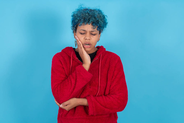 νεαρή γυναίκα ή αφρο-αμερικανική κοπέλα απομονωμένη σε μπλε φόντο με έκφραση - Φωτογραφία, εικόνα