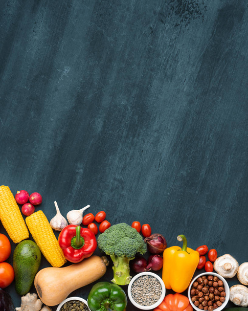 Ruokavalio ja terveellinen ruokavalio käsite: hedelmät, vihannekset, vegaaniruoka, ravintoaineet luonnollisella taustalla
. - Valokuva, kuva