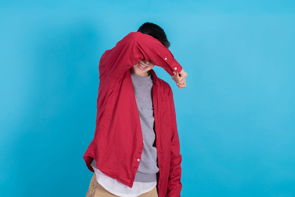 mladý dospívající muž s obranné gesto izolované na barevném pozadí - Fotografie, Obrázek