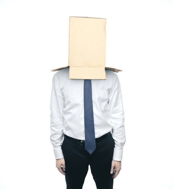 zakenman met een doos op hoofd - Foto, afbeelding