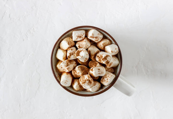 Hot chocolate with marshmallows in a white mug on a white background. Recipes. - Foto, Imagem