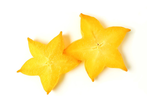 Vue du dessus de Vibrant jaune forme d'étoile de deux tranches de fruits mûrs étoiles sur fond blanc
 - Photo, image