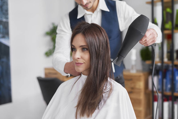 mężczyzna fryzjer za pomocą suszarka do włosów - Zdjęcie, obraz