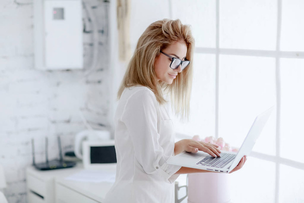 Woman businesswoman in glasses works in the office - Foto, immagini