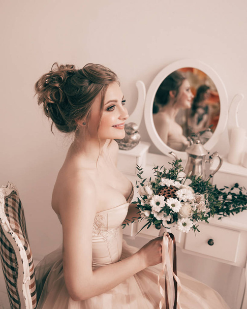 beautiful bride sitting in front of mirror . - Foto, immagini