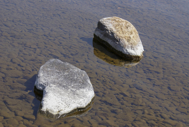Πέτρες σε καθαρό νερό - zen έννοια - Φωτογραφία, εικόνα