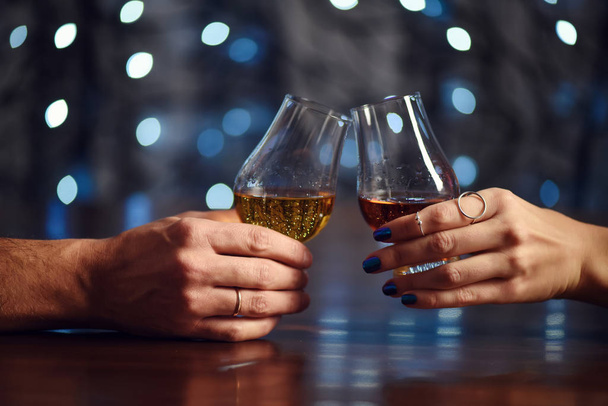 Egy pár tósztot mond két pohár whiskyvel ünnepi alapon. - Fotó, kép