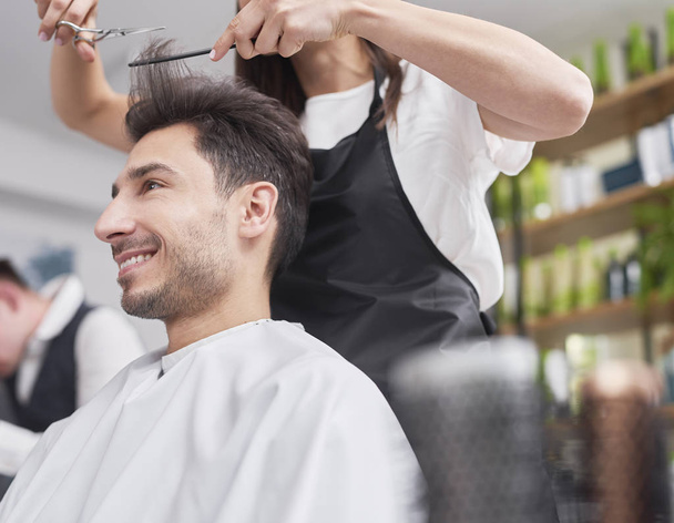 Cliente masculino olhando no corte de cabelo
 - Foto, Imagem