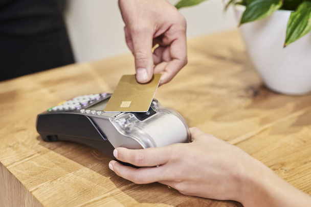 Πληρωμή με πιστωτική κάρτα στο κομμωτήριο  - Φωτογραφία, εικόνα