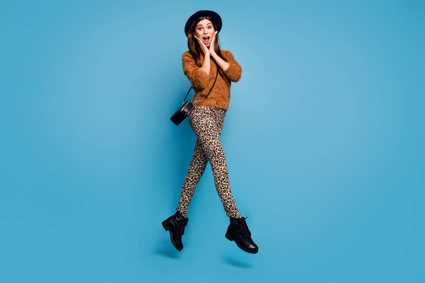 Full body photo of crazy funky girl have fun fall spring holiday see black friday bargain scream wow omg jump wear casual style clothes clutch isolated over blue color background - Φωτογραφία, εικόνα
