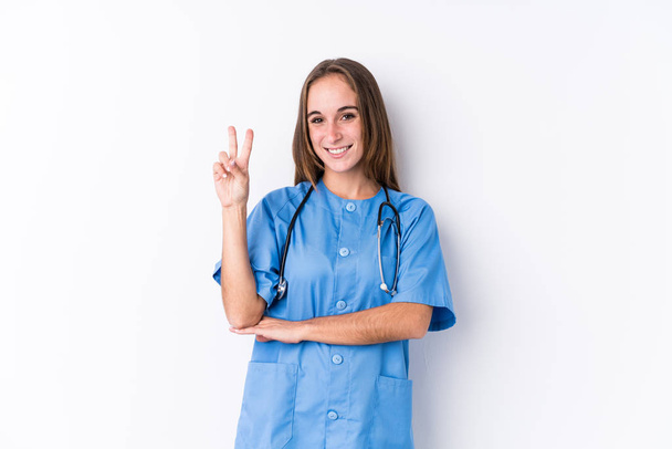 Jeune infirmière femme isolée montrant numéro deux avec les doigts
. - Photo, image