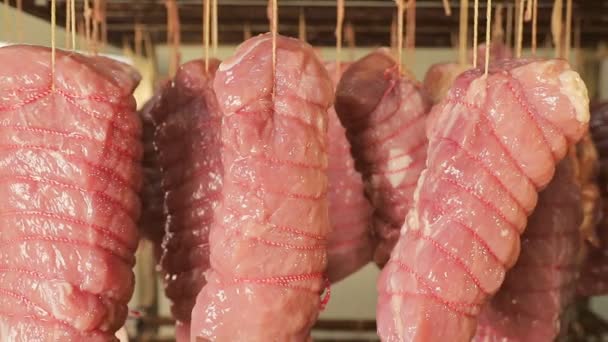 Шматочки сирого м'яса прив'язані до харчової нитки, які готуються для випічки в промислових печах
 - Кадри, відео