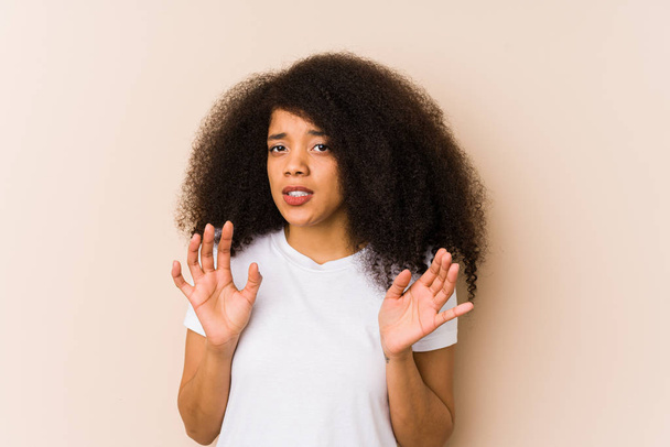 Jeune femme afro-américaine rejetant quelqu'un montrant un geste de dégoût. - Photo, image