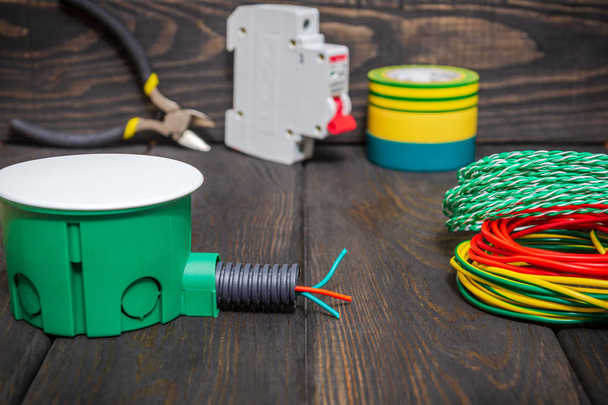 Boîte verte de jonction électrique avec des fils utilisés dans le processus d'installation électrique
 - Photo, image