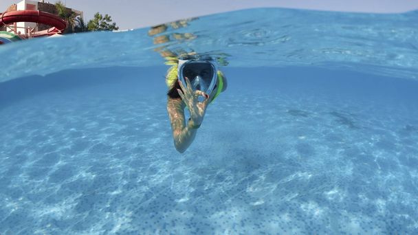 Bajo el agua de tiro partido snorkel piscina entrenamiento hermosa chica mostrando signo de que todo está bien bajo el agua
. - Foto, imagen