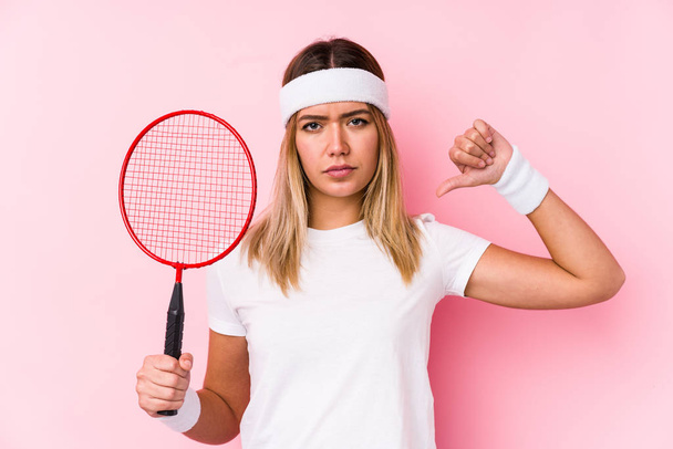 Jovem mulher jogando badminton isolado se sente orgulhoso e auto-confiante, exemplo a seguir
. - Foto, Imagem