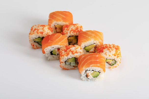 pyszne sushi z Filadelfii i Kalifornii z łososiem i kawiorem masago na białym tle - Zdjęcie, obraz