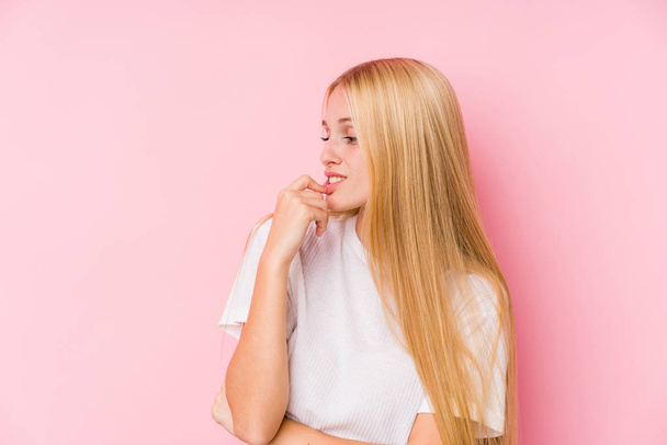 Молодая блондинка лицо крупным планом изолированы на розовом фоне
 - Фото, изображение