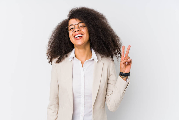 junge afrikanisch-amerikanische Geschäftsfrau zeigt Siegeszeichen und lächelt breit. - Foto, Bild