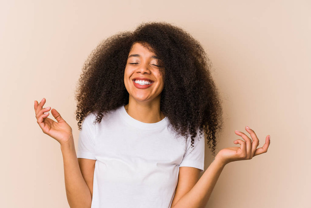 Nuori afrikkalainen amerikkalainen nainen nauraa iloisesti paljon. Onnen käsite
. - Valokuva, kuva