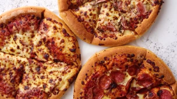 Trois pizzas américaines servies sur une table - Séquence, vidéo
