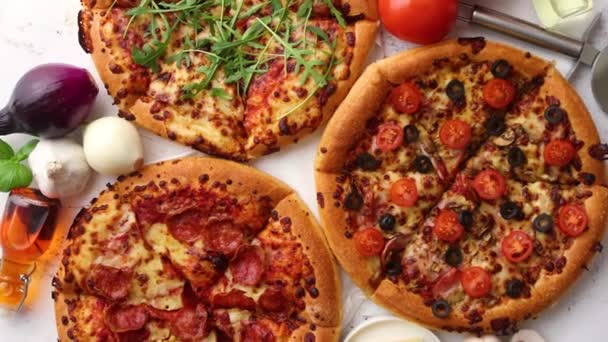 Három amerikai stílusú pizza az asztalon. - Felvétel, videó