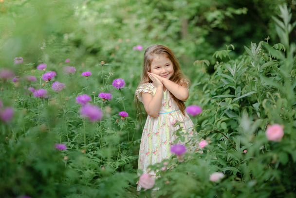Summer vacation outdoor for a little beautiful girl - Foto, immagini