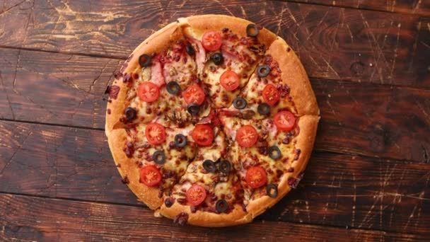 Пицца пепперони с сыром моцарелла, томатным соусом и салями - Кадры, видео