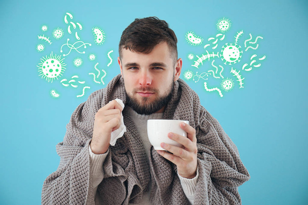 Portrait d'homme malade avec thé chaud sur fond de couleur
 - Photo, image